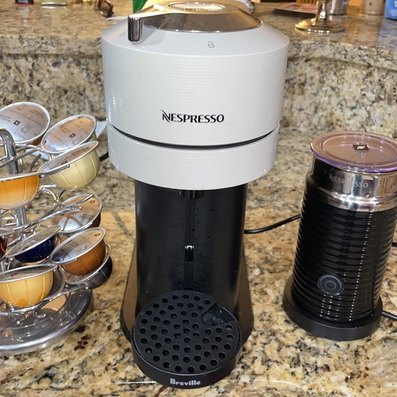 Nespresso Vertuo Next Espresso coffee bundle with frother and pod holder. - Picture 3 of 4